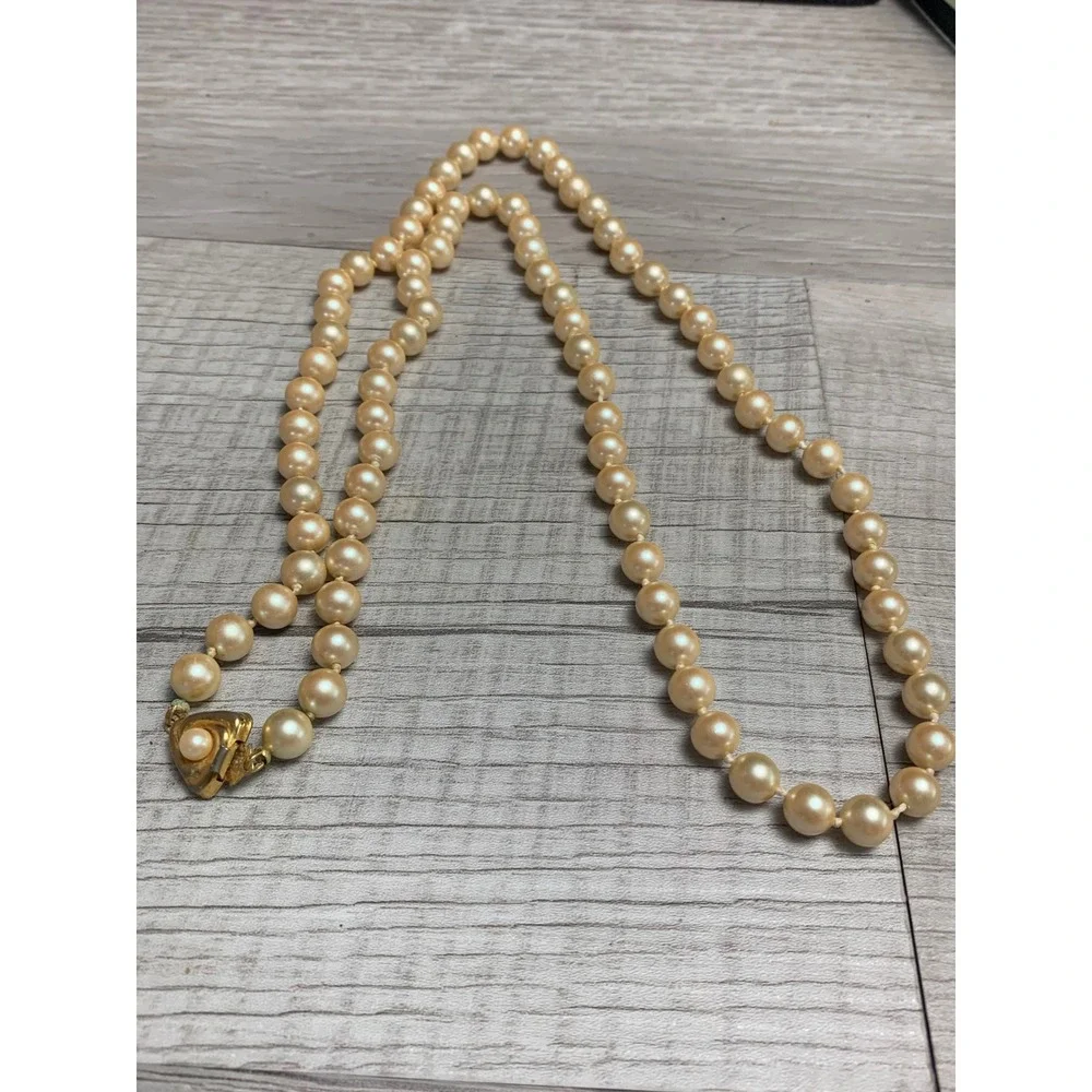 Liz Claiborne LCI Vintage Faux Pearl Necklace Gold Tone Clasp Cream 28 Inch 3451
